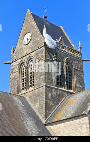 Paratrooper suspendu à l'église, Ste Mère Eglise, Normandie, France Banque D'Images