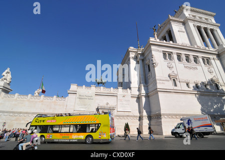 Rome, Italie - 30 mars 2012 : les touristes visitant la Piazza Venezia, plus grand place et attraction touristique dans le centre de Rome Banque D'Images