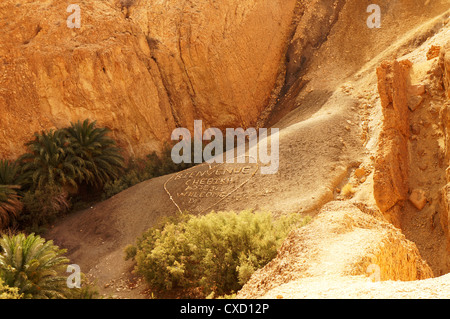 Vue d'un message de bienvenue sur la montagne de Chebika oasis en Tunisie Banque D'Images