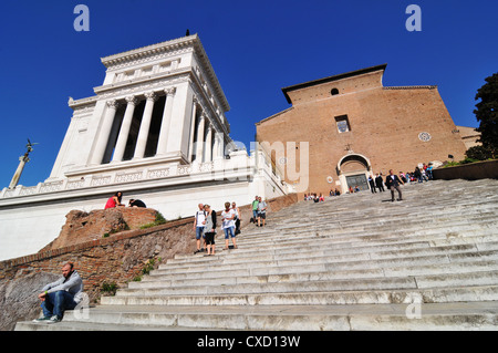 Rome, Italie - 30 mars 2012 : les touristes visitant Vittorio Emanuele II monument à Piazza Venezia, Rome Banque D'Images