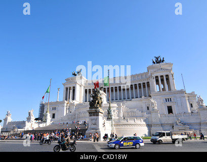 Rome, Italie - 30 mars 2012 : les touristes visitant la Piazza Venezia, plus grand place et attraction touristique dans le centre de Rome Banque D'Images