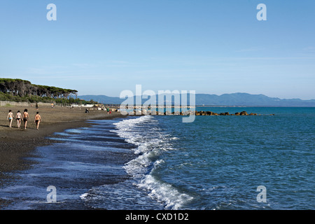 Les gens qui marchent sur la plage, le Gorette Cecina Toscane Italie Banque D'Images