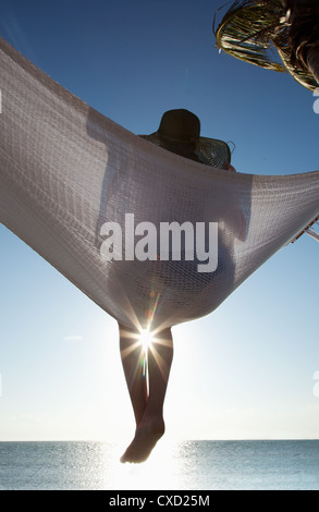 Femme dans un hamac sur la plage, en Floride, États-Unis d'Amérique, Amérique du Nord Banque D'Images