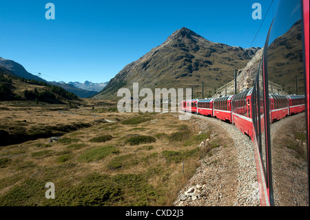 La Suisse. Le Bernina Express, le voyage de Coire en Suisse à Tirano en Italie. 9-2012 Banque D'Images