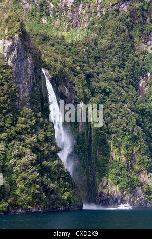 Sterling Falls à Milford Sound, Fiordland National Park, Île du Sud, Nouvelle-Zélande, Pacifique Banque D'Images