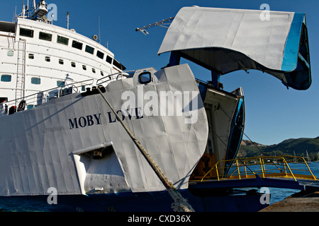 Ferry Moby Love avec Bow, à Portoferraio, l'île d'Elbe Toscane Italie Banque D'Images