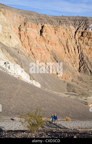 Les randonneurs en cratère Ubehebe, Death Valley National Park, California, États-Unis d'Amérique, Amérique du Nord Banque D'Images