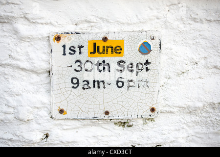 Une restriction parking sign in Cornwall Portloe, folle d'années d'utilisation avec des réparations à la parole Juin - un 'look' en détresse Banque D'Images