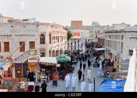 Le souq Waqif restauré avec de la boue rendus boutiques et des poutres en bois apparentes, Doha, Qatar, Moyen-Orient Banque D'Images