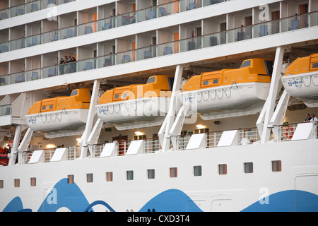 Bateau de croisière Aida Diva Kiel Banque D'Images