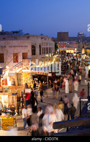 Le souq Waqif restauré avec de la boue rendus boutiques et des poutres en bois apparentes, Doha, Qatar, Moyen-Orient Banque D'Images