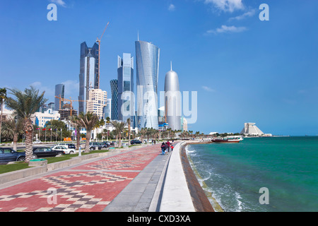 Afficher le long de la Corniche vers le nouvel horizon de la West Bay central financial district, Doha, Qatar, Moyen-Orient Banque D'Images