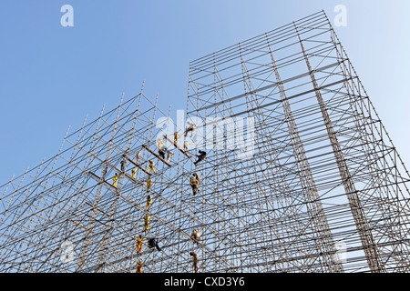 La construction d'échafaudages érigés dans le Centre de Doha, Doha, Qatar, Moyen-Orient Banque D'Images