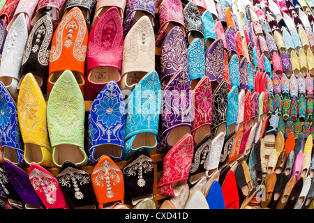 Marocain en cuir souple chaussons au souk, Médina, Marrakech, Maroc, Afrique du Nord, Afrique Banque D'Images