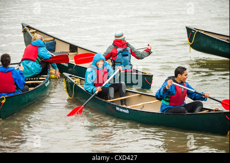 Canoë sur la rivière Dyfi/Dovey : Les adolescents participant à l 'Challenge' - une occasion d'Outward Bound pour 15-17 ans UK Banque D'Images