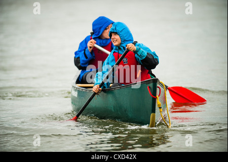 Canoë sur la rivière Dyfi/Dovey : Les adolescents participant à l 'Challenge' - une occasion d'Outward Bound pour 15-17 ans UK Banque D'Images