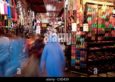 Marocain en cuir souple chaussons au souk, Médina, Marrakech, Maroc, Afrique du Nord, Afrique Banque D'Images