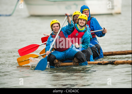 Rafting sur la rivière Dyfi/Dovey : Les adolescents participant à l 'Challenge' - une occasion d'Outward Bound pour 15-17 ans UK Banque D'Images