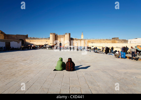 Marché de l'occasion à l'extérieur de la Kasba porte de la ville, Fès, Maroc, Afrique du Nord, Afrique Banque D'Images