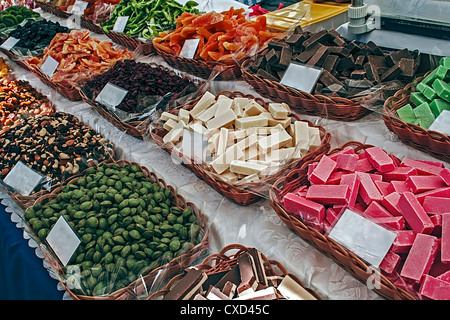 Différents types de bonbons, les fruits séchés et les noix en vente Banque D'Images