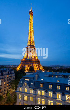 La Tour Eiffel, vue sur les toits, Paris, France, Europe Banque D'Images
