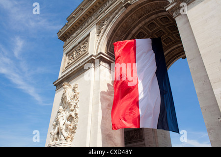 Drapeau français en vertu de l'Arc de Triomphe construit par Napoléon, Paris, France, Europe Banque D'Images