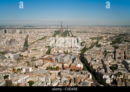 Vue de la ville avec la Tour Eiffel dans la distance, de la Tour Montparnasse, Paris, France, Europe Banque D'Images