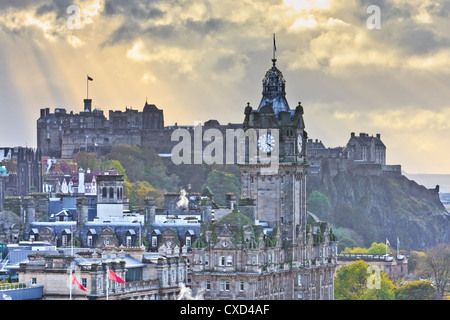 Le Château d'Édimbourg et à Balmoral Tour de l'horloge à la brunante, Ecosse Banque D'Images