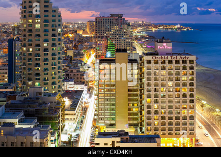 Crépuscule élevé sur la ville beachfront, Tel Aviv, Israël, Moyen Orient Banque D'Images