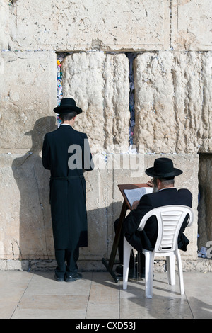 Quartier juif de la place du Mur occidental, avec les gens priant au Mur des lamentations, vieille ville, Jérusalem, Israël, Moyen Orient Banque D'Images