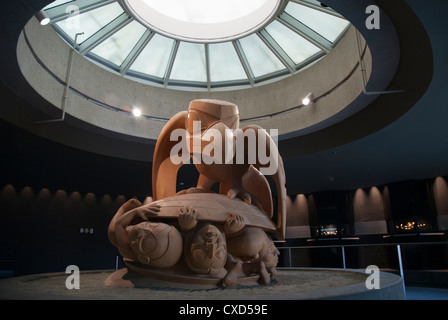 'Le Corbeau et les premiers hommes' sculpture de Bill Reid dans le musée d'Anthropologie, Université de la Colombie-Britannique, Vancouver Banque D'Images