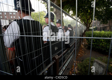 Notting Hill Carnival, 27/08/2012 policiers, alignés à Notting Hill au cours de la célébration du carnaval, Londres, Royaume-Uni Banque D'Images