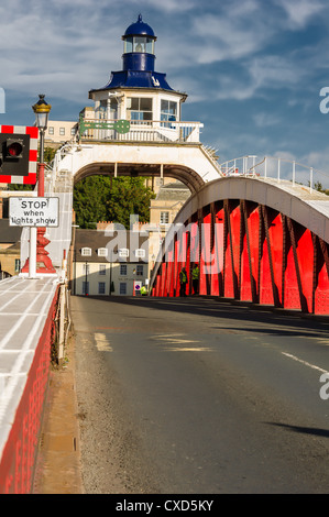 Pont tournant, sur la rivière Tyne et Gateshead Newcastle reliant dans le nord-ouest de l'Angleterre. Banque D'Images