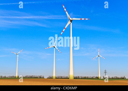 Prairie avec éoliennes produisant de l'électricité Banque D'Images