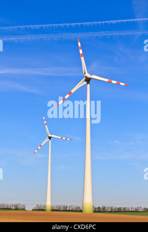 Prairie avec éoliennes produisant de l'électricité Banque D'Images