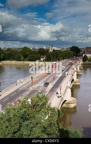 Avis de Putney Bridge, Londres, de la tour de l'église Sainte Marie à partir de la rive sud de la Tamise. Banque D'Images