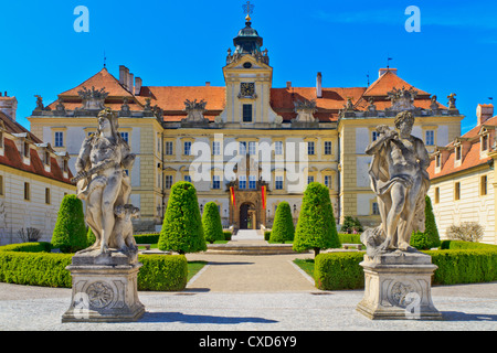 Valtice palace est un des plus impressionnants et le plus visité des sites touristiques de la République tchèque Banque D'Images