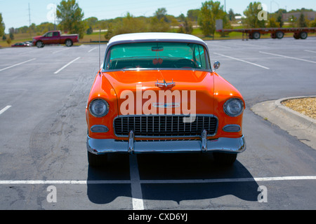 Chevrolet Bel Air Orange en stationnement. HDR à partir d'une seule image. Banque D'Images