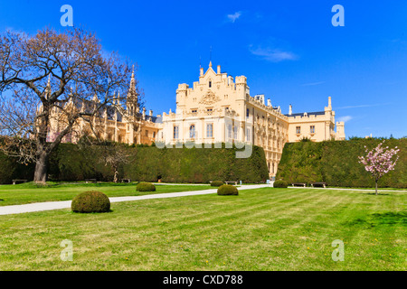 Lednice palace est un des plus impressionnants et le plus visité des sites touristiques de la République tchèque Banque D'Images