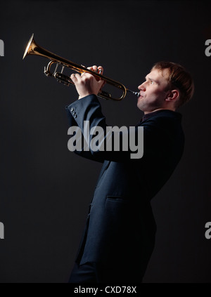 Portrait d'un jeune homme jouant de la trompette. Banque D'Images