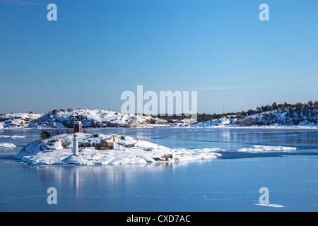 Les petites îles dans la mer en hiver paysage. Nynashamn (Suède). Banque D'Images