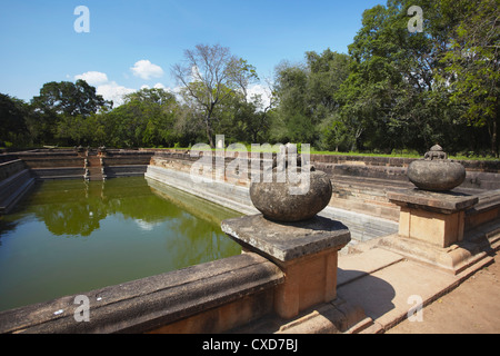 Kuttam Pokuna (lits étangs), le nord de ruines, Anuradhapura, UNESCO World Heritage Site, North Central Province, Sri Lanka, Asie Banque D'Images