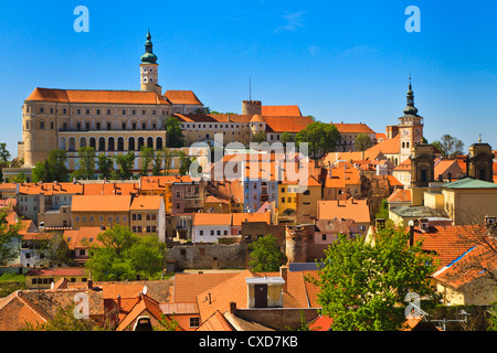 Mikulov (Nikolsburg) château et ville en Moravie du Sud, République Tchèque Banque D'Images