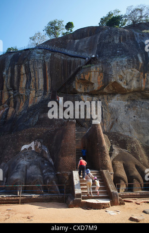 Les gens grimper Sigiriya, UNESCO World Heritage Site, North Central Province, Sri Lanka, Asie Banque D'Images