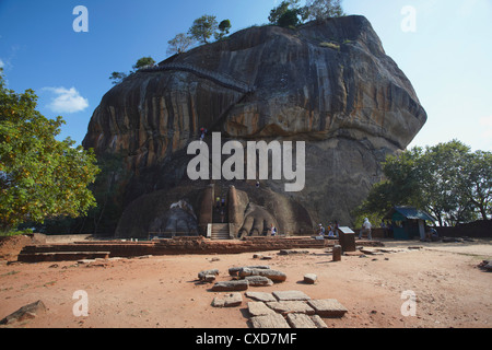 Les gens grimper Sigiriya, UNESCO World Heritage Site, North Central Province, Sri Lanka, Asie Banque D'Images