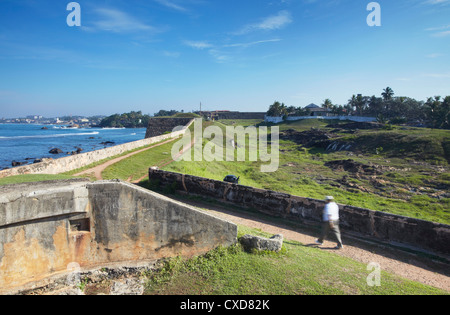 Homme marchant sur les remparts, le Fort de Galle, classé au Patrimoine Mondial de l'UNESCO, Province du Sud, Sri Lanka, Asie Banque D'Images