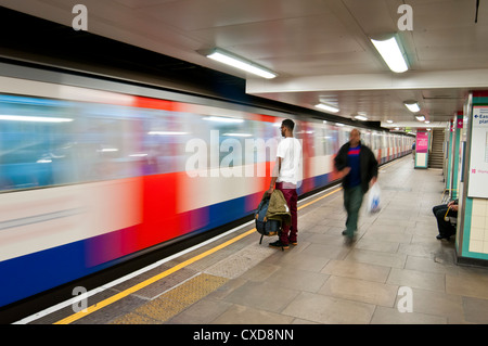 Train, Métro de Londres, UK plate-forme Banque D'Images