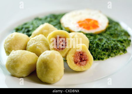 Boulettes de pommes de terre farcies avec de la viande fumée Banque D'Images