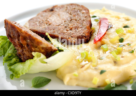 Pain de viande au four avec de la purée de pommes de terre Banque D'Images