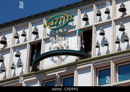 Carillon sur la façade de l'édifice original de 4711, Eau de Cologne, rue Glockengasse, Cologne, Germany, Europe Banque D'Images